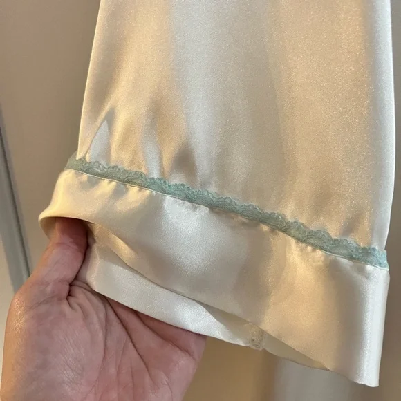 The Bride Robe - Picture 3 of 5